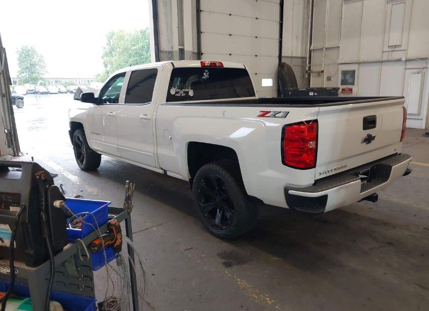 Photo 3 of 2018 Chevrolet Silverado 1500 2LT (VIN 3GCUKREC3JG243706)