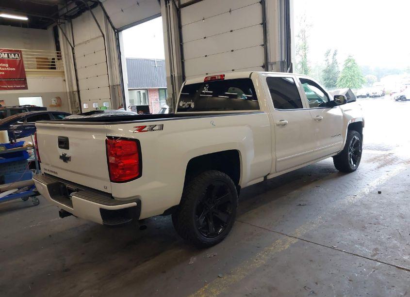 Photo 4 of 2018 Chevrolet Silverado 1500 2LT (VIN 3GCUKREC3JG243706)