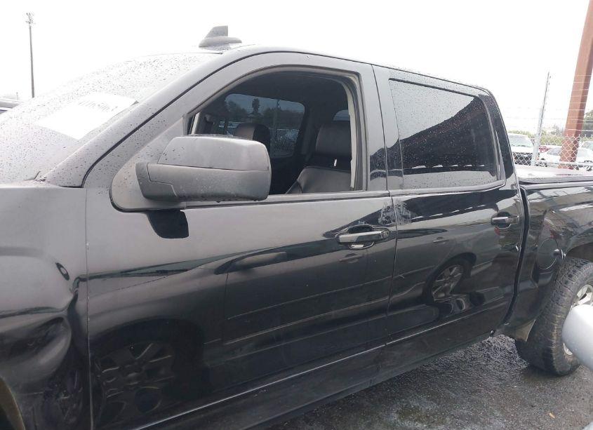 Photo 15 of 2018 Chevrolet Silverado 1500 2LT (VIN 3GCUKREC3JG337598)