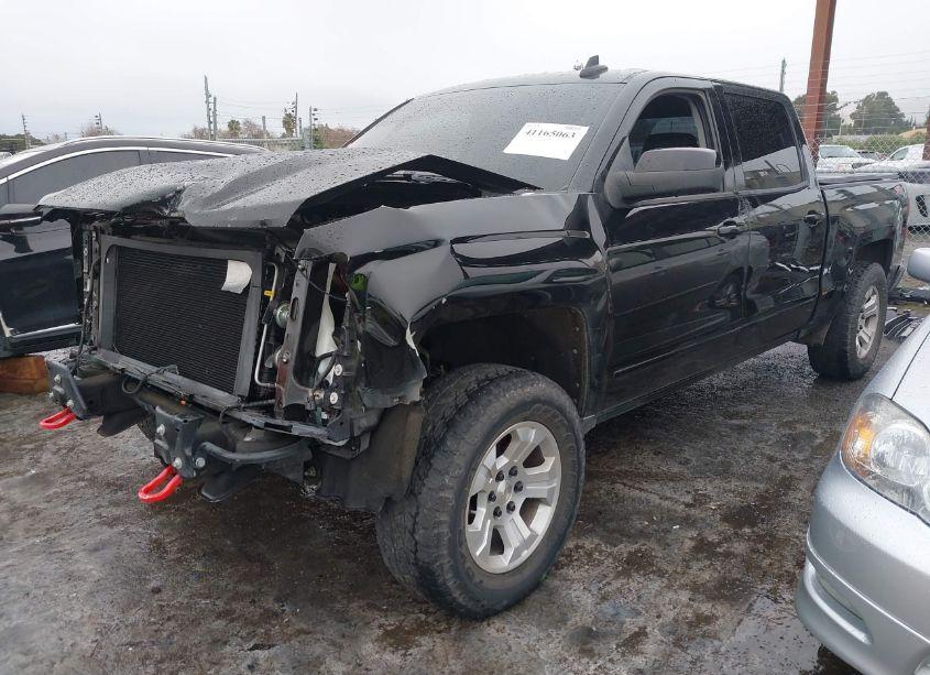 Photo 2 of 2018 Chevrolet Silverado 1500 2LT (VIN 3GCUKREC3JG337598)