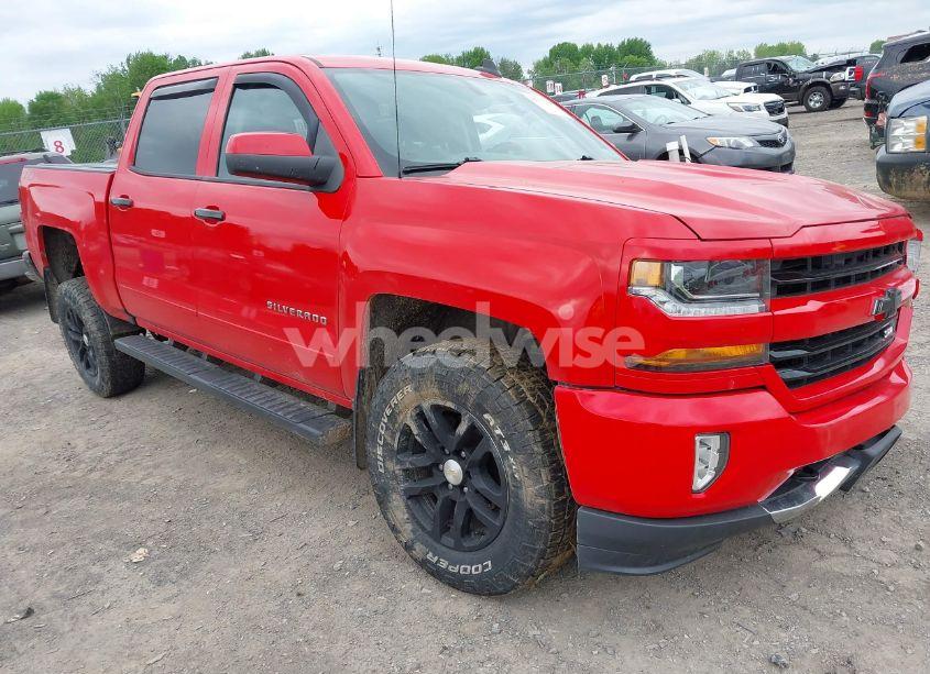 2018 Chevrolet Silverado 1500 2LT (VIN 3GCUKREC3JG378751) main photo