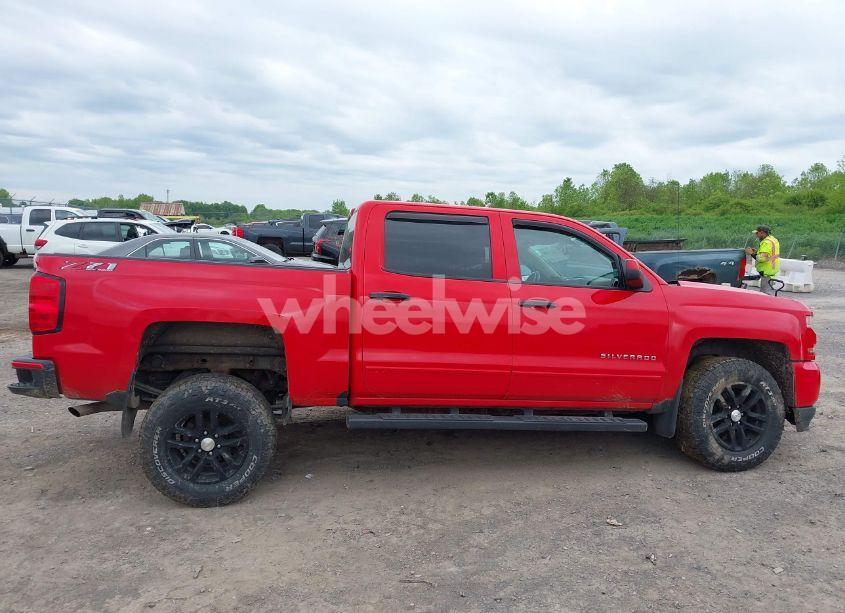 Photo 13 of 2018 Chevrolet Silverado 1500 2LT (VIN 3GCUKREC3JG378751)