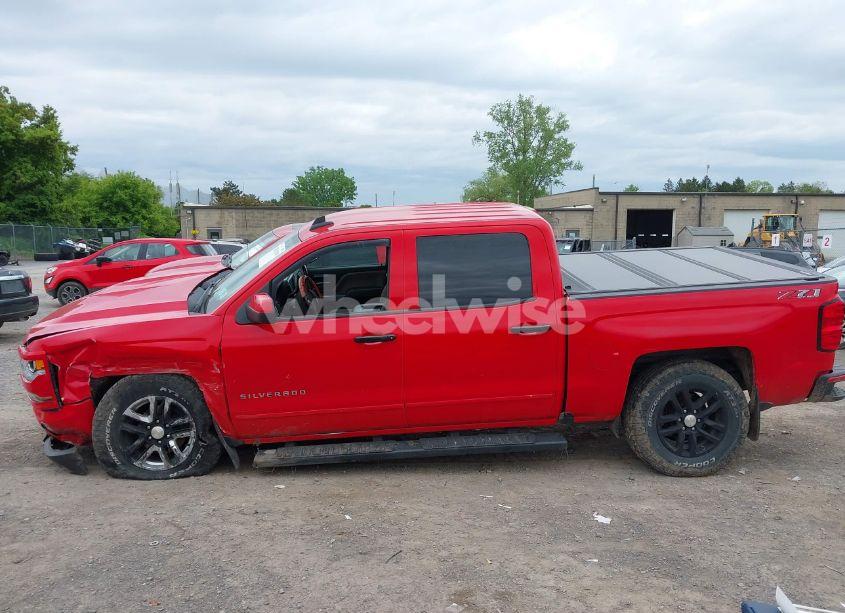 Photo 14 of 2018 Chevrolet Silverado 1500 2LT (VIN 3GCUKREC3JG378751)