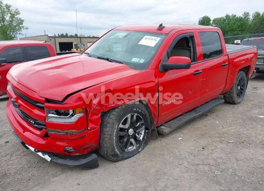 Photo 2 of 2018 Chevrolet Silverado 1500 2LT (VIN 3GCUKREC3JG378751)
