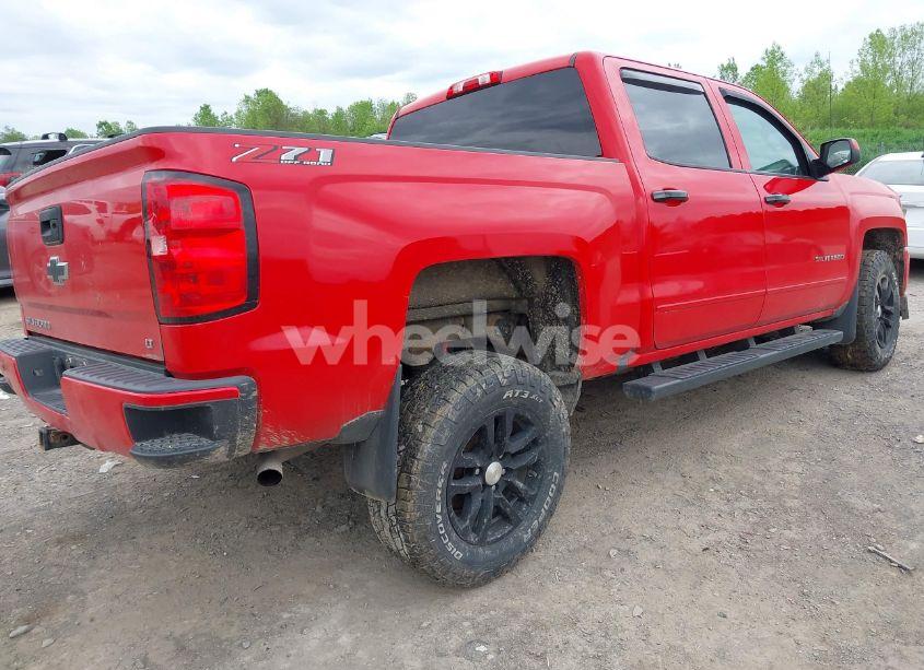 Photo 4 of 2018 Chevrolet Silverado 1500 2LT (VIN 3GCUKREC3JG378751)