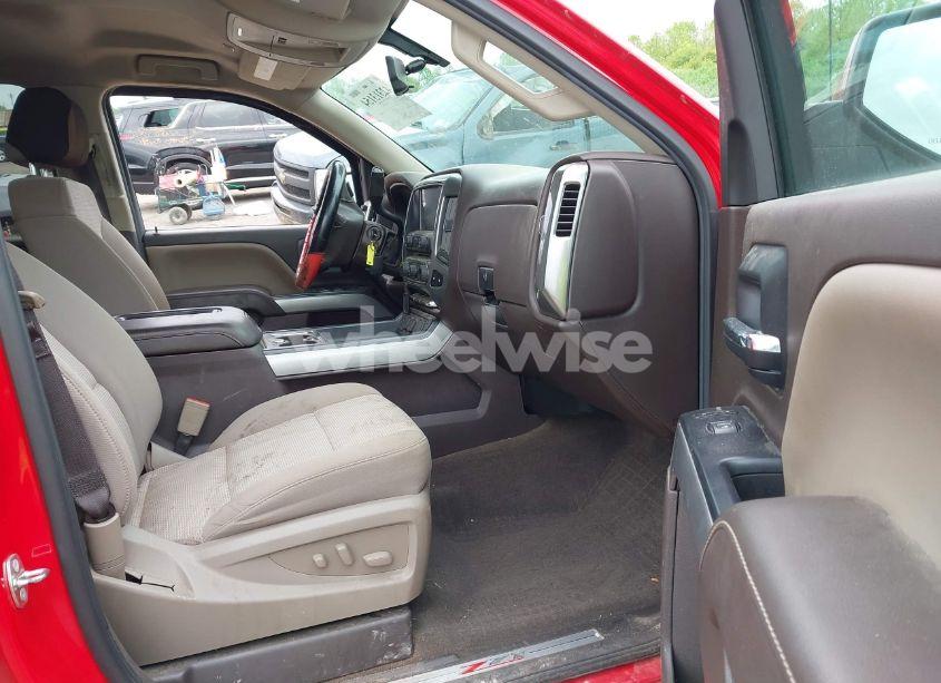 Photo 5 of 2018 Chevrolet Silverado 1500 2LT (VIN 3GCUKREC3JG378751)