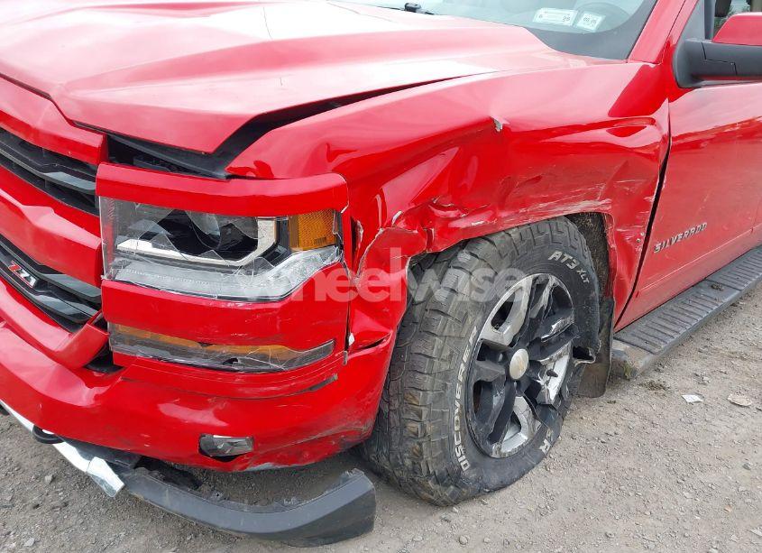 Photo 6 of 2018 Chevrolet Silverado 1500 2LT (VIN 3GCUKREC3JG378751)