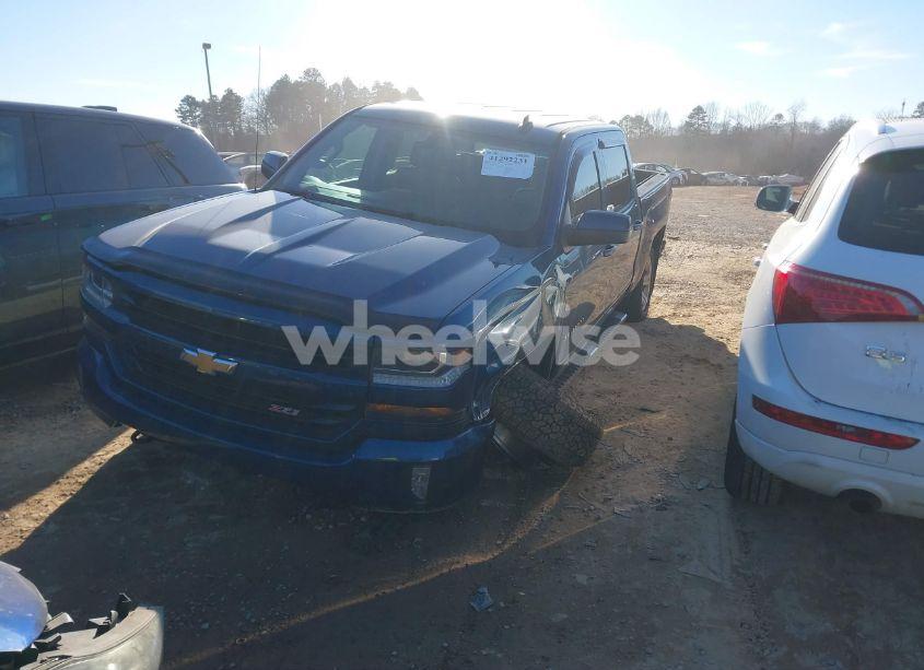 Photo 2 of 2018 Chevrolet Silverado 1500 2LT (VIN 3GCUKREC3JG513422)