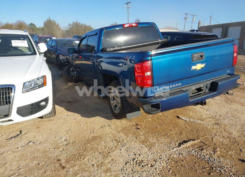 Photo 3 of 2018 Chevrolet Silverado 1500 2LT (VIN 3GCUKREC3JG513422)