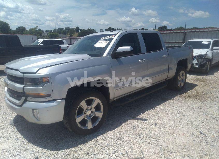 Photo 2 of 2018 Chevrolet Silverado 1500 2LT (VIN 3GCUKREC3JG596866)