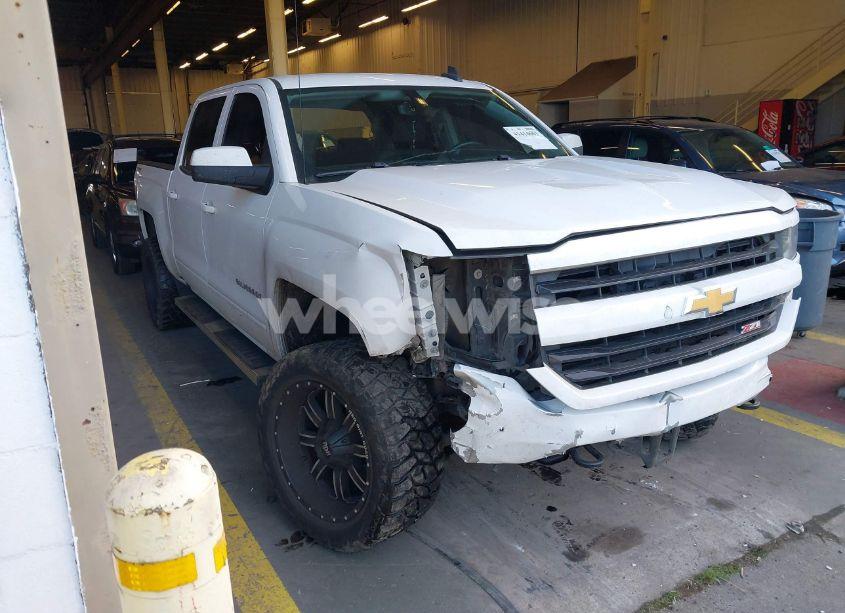 2017 Chevrolet Silverado 1500 2LT (VIN 3GCUKREC4HG384231) main photo