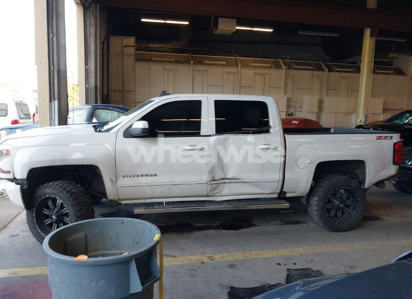 Photo 14 of 2017 Chevrolet Silverado 1500 2LT (VIN 3GCUKREC4HG384231)