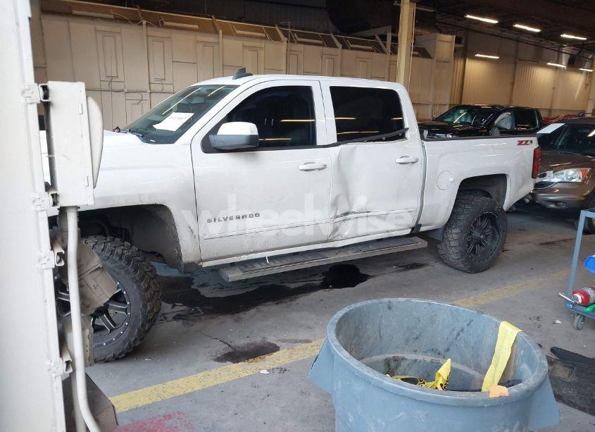 Photo 2 of 2017 Chevrolet Silverado 1500 2LT (VIN 3GCUKREC4HG384231)