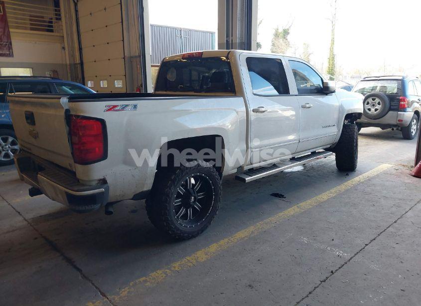 Photo 4 of 2017 Chevrolet Silverado 1500 2LT (VIN 3GCUKREC4HG384231)