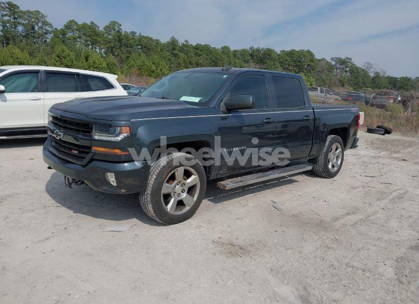 Photo 2 of 2017 Chevrolet Silverado 1500 2LT (VIN 3GCUKREC4HG424887)