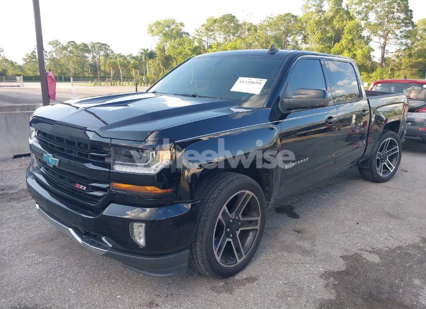 Photo 2 of 2017 Chevrolet Silverado 1500 2LT (VIN 3GCUKREC4HG434920)