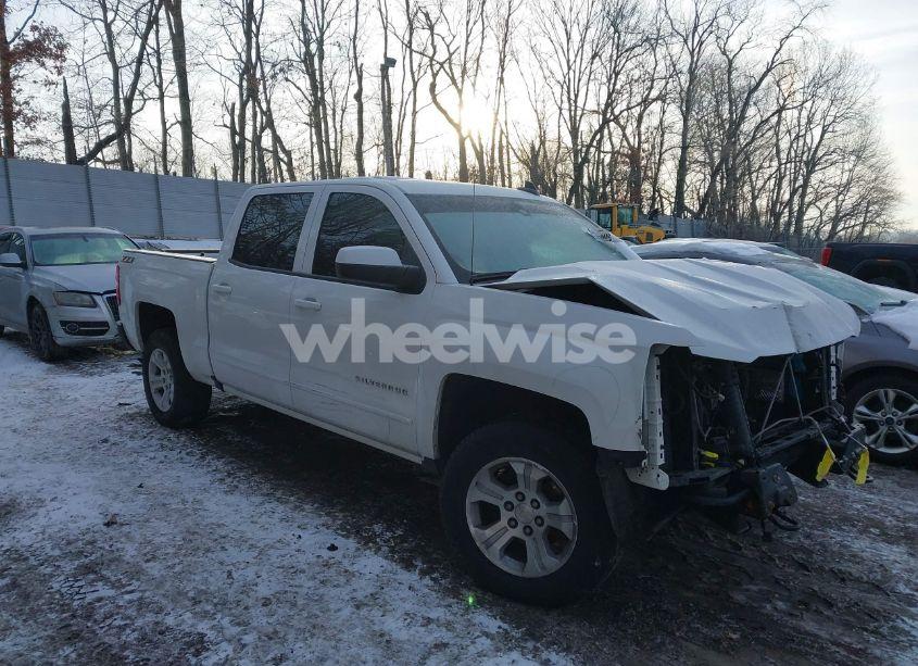 2018 Chevrolet Silverado 1500 2LT (VIN 3GCUKREC4JG225960) main photo