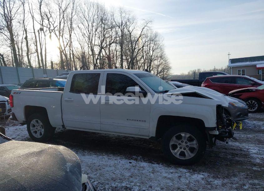 Photo 14 of 2018 Chevrolet Silverado 1500 2LT (VIN 3GCUKREC4JG225960)