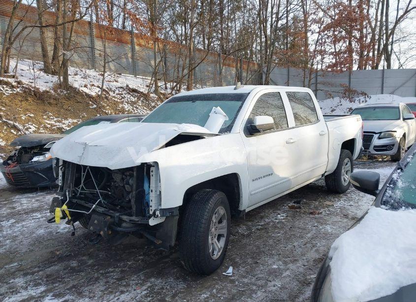 Photo 2 of 2018 Chevrolet Silverado 1500 2LT (VIN 3GCUKREC4JG225960)