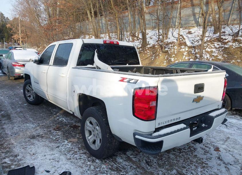 Photo 3 of 2018 Chevrolet Silverado 1500 2LT (VIN 3GCUKREC4JG225960)