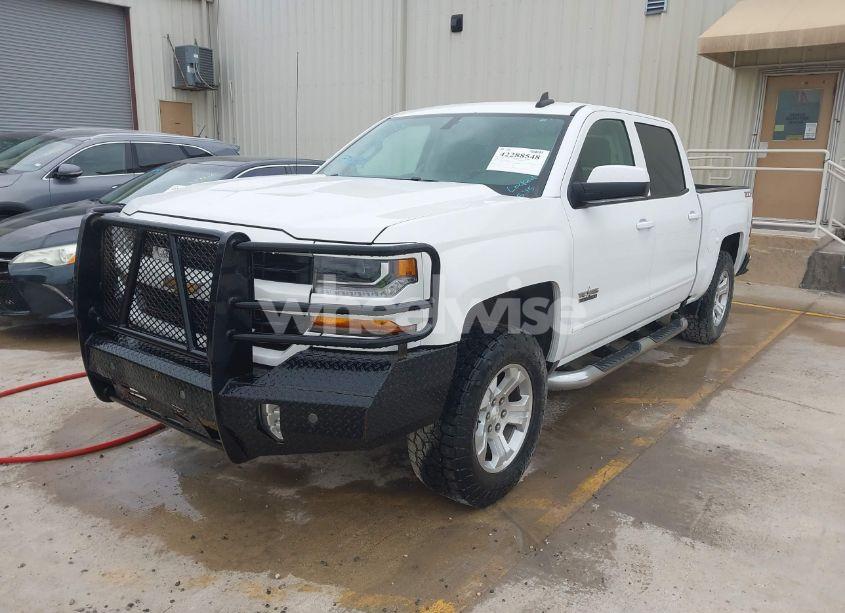 Photo 2 of 2018 Chevrolet Silverado 1500 2LT (VIN 3GCUKREC4JG433014)