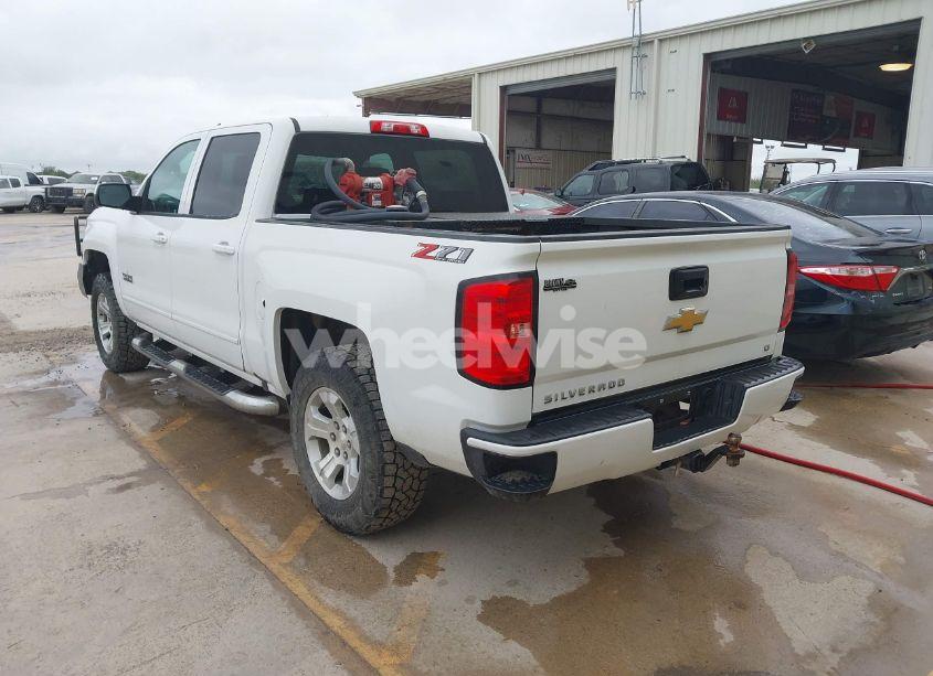 Photo 3 of 2018 Chevrolet Silverado 1500 2LT (VIN 3GCUKREC4JG433014)