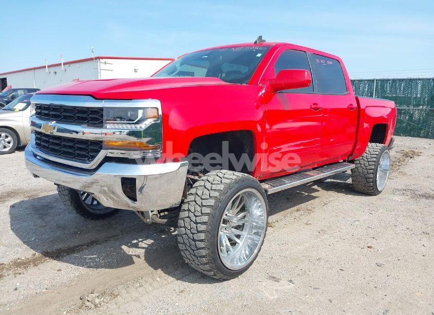 Photo 2 of 2018 Chevrolet Silverado 1500 2LT (VIN 3GCUKREC4JG500145)