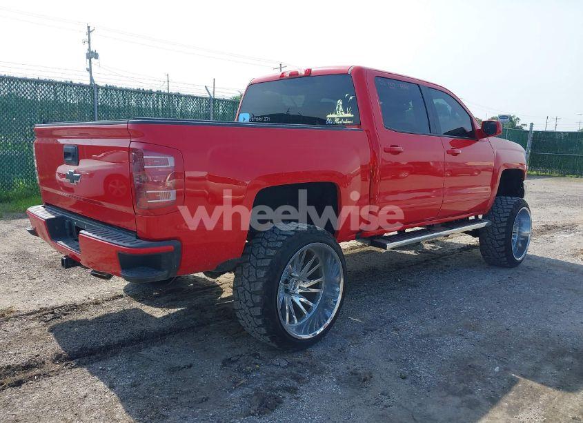 Photo 4 of 2018 Chevrolet Silverado 1500 2LT (VIN 3GCUKREC4JG500145)