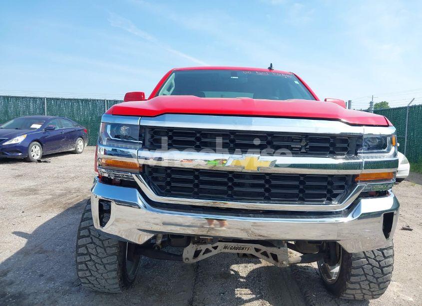 Photo 6 of 2018 Chevrolet Silverado 1500 2LT (VIN 3GCUKREC4JG500145)