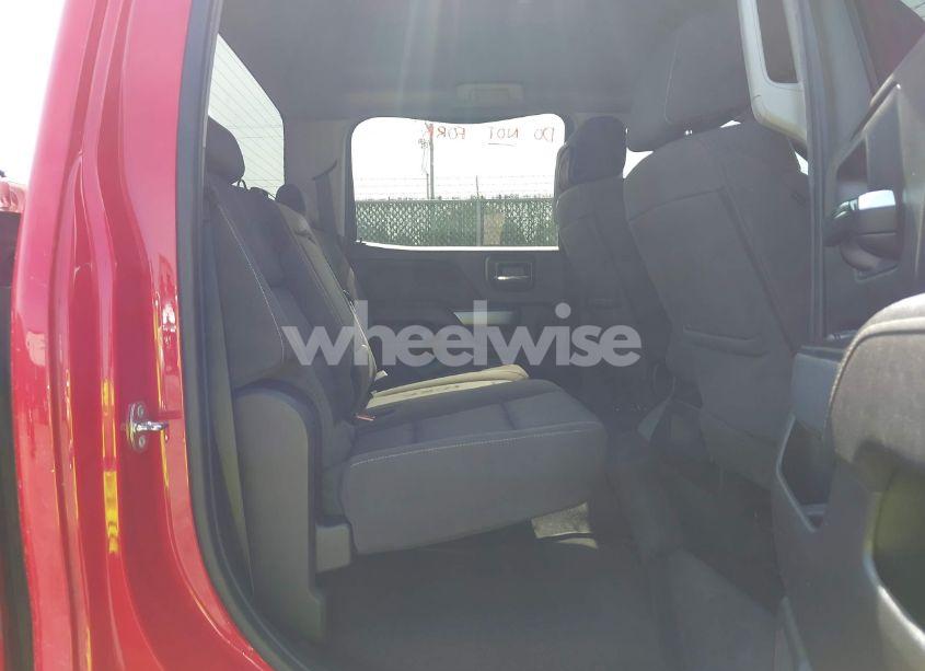 Photo 8 of 2018 Chevrolet Silverado 1500 2LT (VIN 3GCUKREC4JG500145)