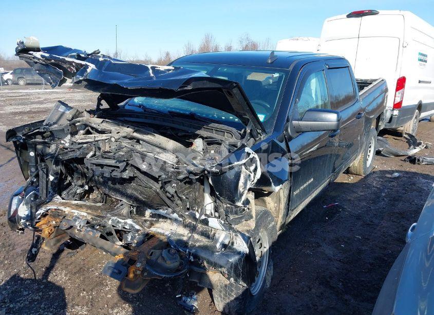 Photo 2 of 2018 Chevrolet Silverado 1500 2LT (VIN 3GCUKREC4JG582460)