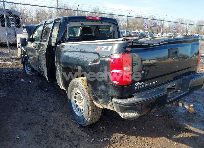 Photo 3 of 2018 Chevrolet Silverado 1500 2LT (VIN 3GCUKREC4JG582460)