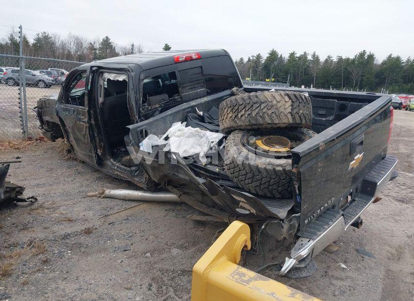 Photo 3 of 2015 Chevrolet Silverado 1500 2LT (VIN 3GCUKREC5FG400210)