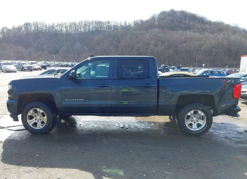 Photo 14 of 2018 Chevrolet Silverado 1500 2LT (VIN 3GCUKREC5JG114849)