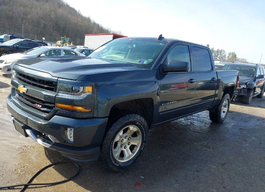 Photo 2 of 2018 Chevrolet Silverado 1500 2LT (VIN 3GCUKREC5JG114849)