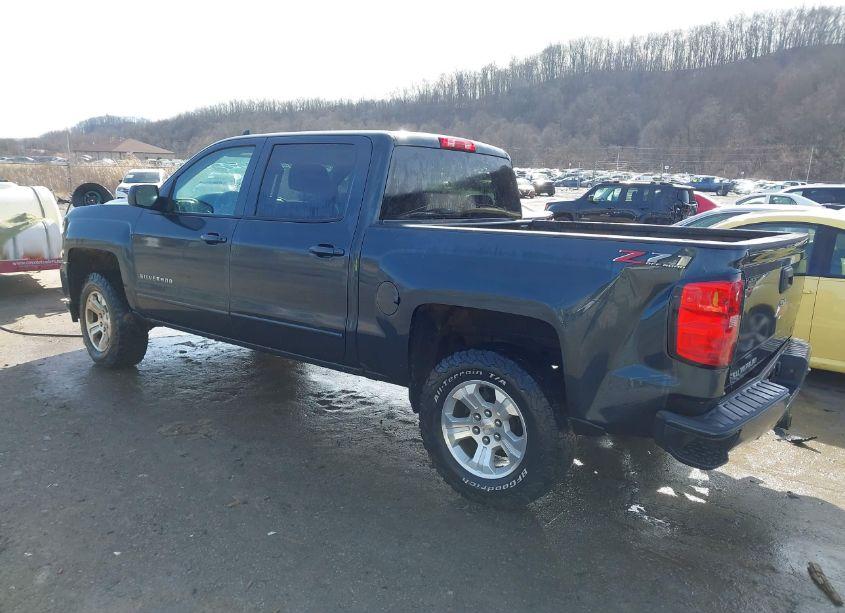 Photo 3 of 2018 Chevrolet Silverado 1500 2LT (VIN 3GCUKREC5JG114849)