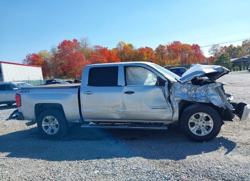 Photo 13 of 2018 Chevrolet Silverado 1500 2LT (VIN 3GCUKREC5JG223537)