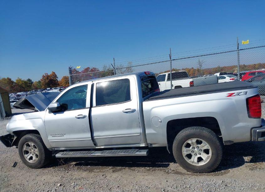 Photo 14 of 2018 Chevrolet Silverado 1500 2LT (VIN 3GCUKREC5JG223537)