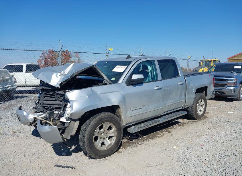 Photo 2 of 2018 Chevrolet Silverado 1500 2LT (VIN 3GCUKREC5JG223537)