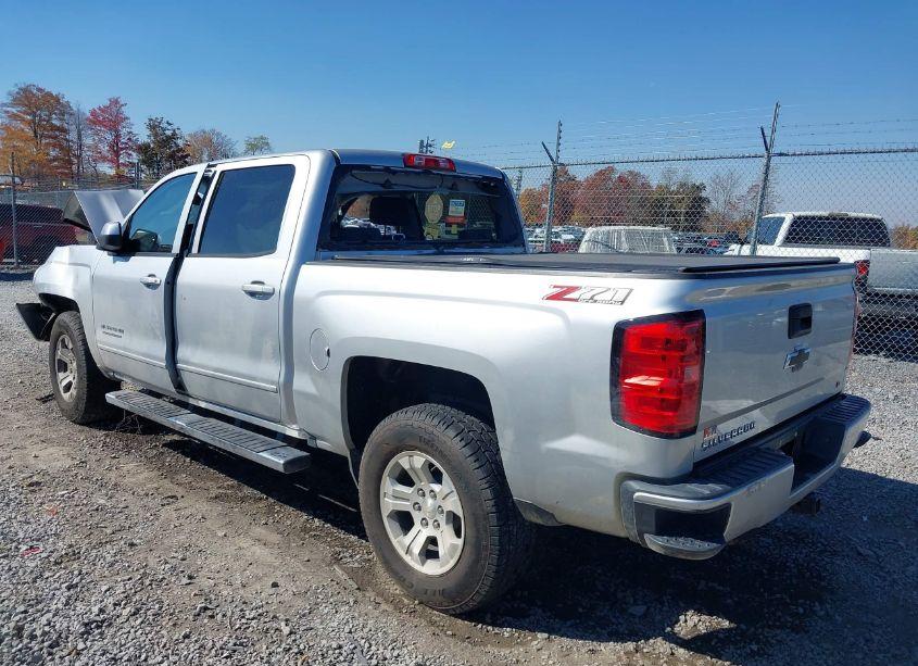 Photo 3 of 2018 Chevrolet Silverado 1500 2LT (VIN 3GCUKREC5JG223537)