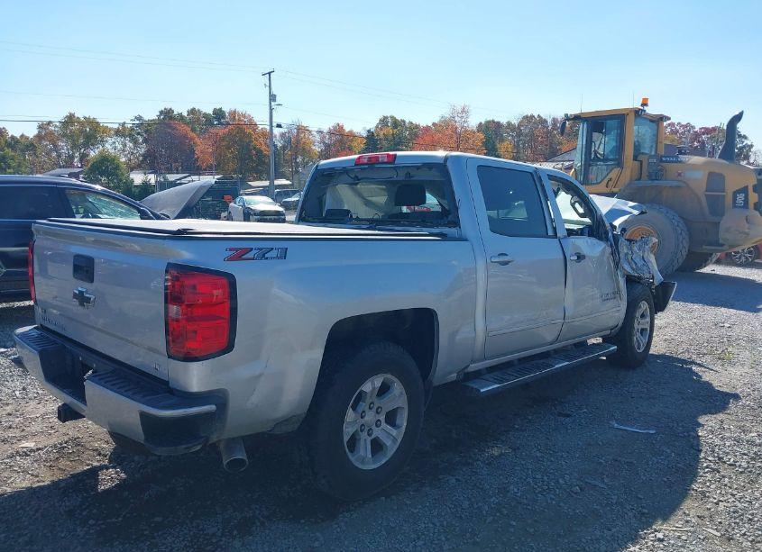 Photo 4 of 2018 Chevrolet Silverado 1500 2LT (VIN 3GCUKREC5JG223537)