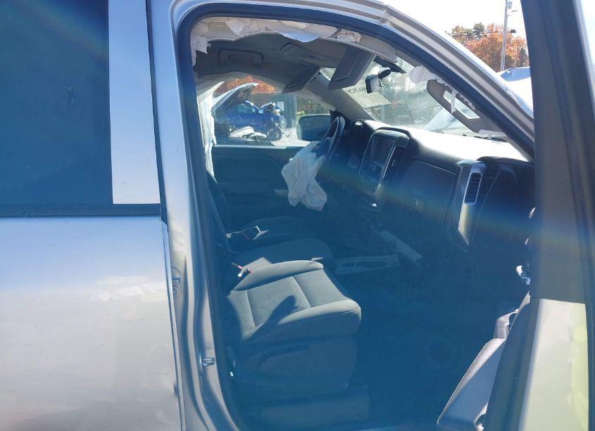 Photo 5 of 2018 Chevrolet Silverado 1500 2LT (VIN 3GCUKREC5JG223537)