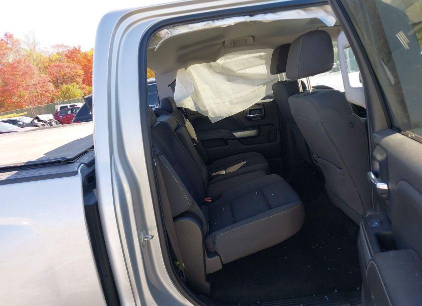 Photo 8 of 2018 Chevrolet Silverado 1500 2LT (VIN 3GCUKREC5JG223537)