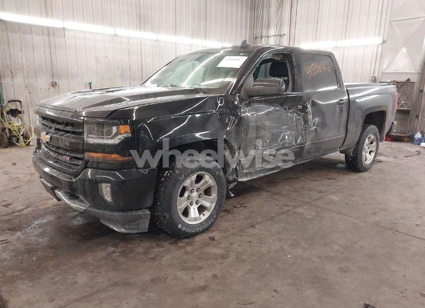 Photo 2 of 2018 Chevrolet Silverado 1500 2LT (VIN 3GCUKREC5JG604708)