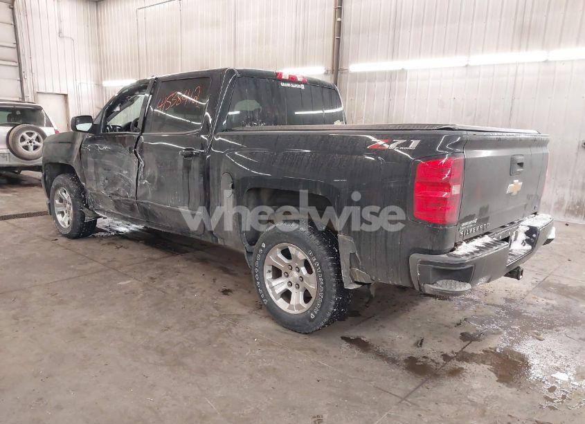 Photo 3 of 2018 Chevrolet Silverado 1500 2LT (VIN 3GCUKREC5JG604708)