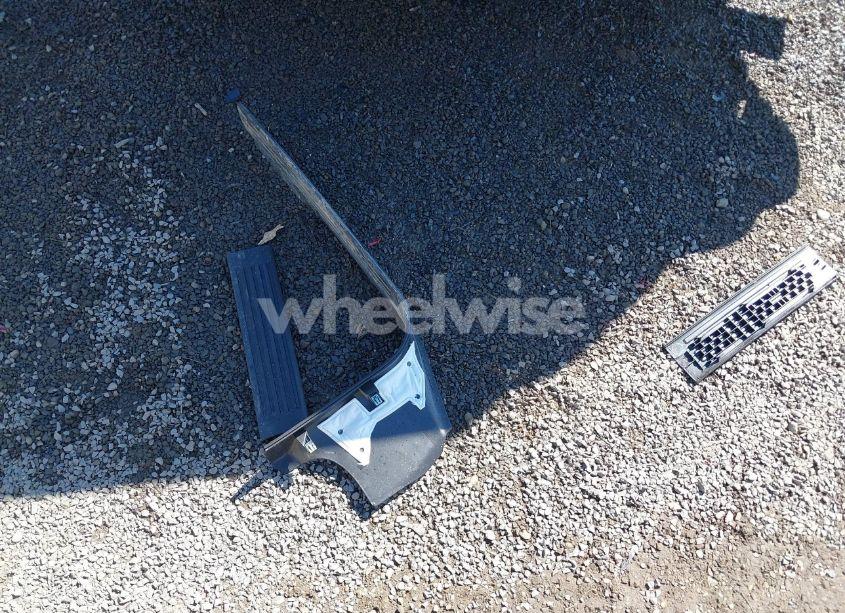 Photo 12 of 2015 Chevrolet Silverado 1500 1LT (VIN 3GCUKREC6FG163663)