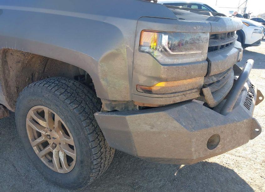 Photo 6 of 2017 Chevrolet Silverado 1500 2LT (VIN 3GCUKREC6HG232600)