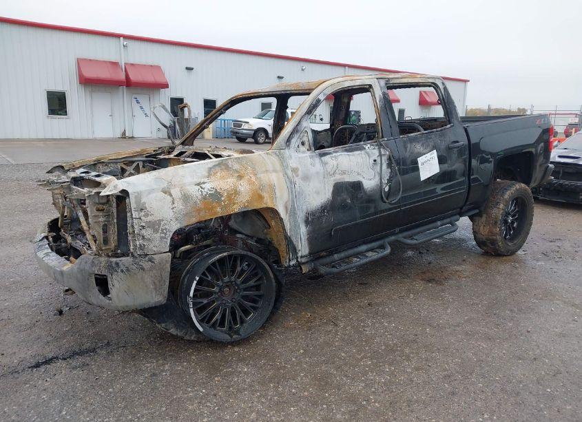 Photo 2 of 2018 Chevrolet Silverado 1500 2LT (VIN 3GCUKREC6JG174851)