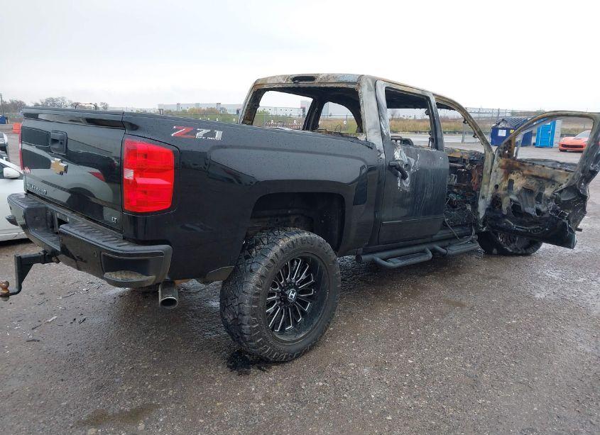 Photo 4 of 2018 Chevrolet Silverado 1500 2LT (VIN 3GCUKREC6JG174851)