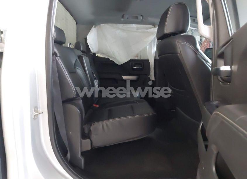 Photo 8 of 2018 Chevrolet Silverado 1500 1LT (VIN 3GCUKREC6JG316129)